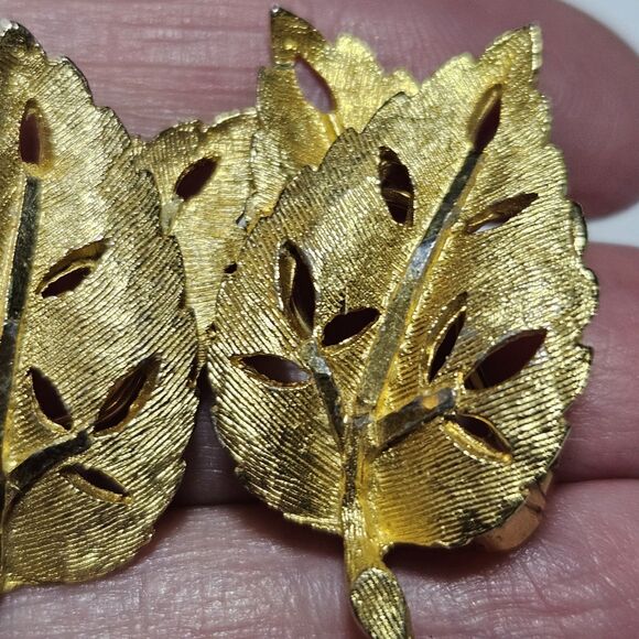 BSK Vintage Gold Plated Leaf Brooch & Clip-on Earring Set - Picture 15 of 15
